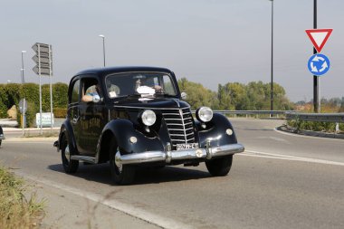 Bibbiano-Reggio Emilia Italy - 07: 15 2015: Şehir meydanı Fiat 1100 'de klasik arabaların ücretsiz mitingi. Yüksek kalite fotoğraf