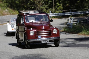 Bibbiano-Reggio Emilia Italy - 07: 15 2015: Fiat 600 Multipla şehir meydanında klasik arabaların ücretsiz mitingi. Yüksek kalite fotoğraf