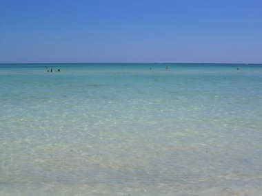 Güneşli bir günde Djerba Tunus plajı. Yüksek kalite fotoğraf