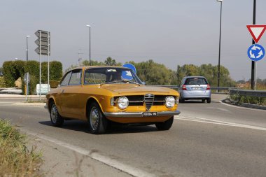 Bibbiano-Reggio Emilia Italy - 07: 15 2015: Alfa Romeo GT şehir meydanında klasik arabaların ücretsiz mitingi. Yüksek kalite fotoğraf