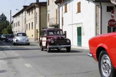 Bibbiano-Reggio Emilia Italy - 07: 15 2015: Fiat 500 Topolino Belvedere şehir meydanında klasik arabaların ücretsiz mitingi. Yüksek kalite fotoğraf