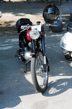 Bibbiano-Reggio Emilia İtalya - 07: 15 2015: Kasaba meydanında klasik otomobillerin ücretsiz mitingi. Yüksek kalite fotoğraf