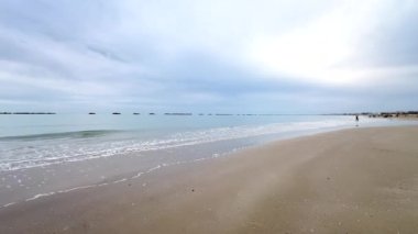 Sabahın erken saatlerinde Rini plajı Kışın güzel gökyüzü