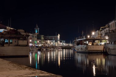 Cesenatico Rimini 'nin merkezindeki kanal gece ışıklarıyla aydınlandı.