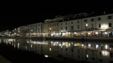 Cesenatico Rimini 'nin merkezindeki kanal gece ışıklarıyla aydınlandı.