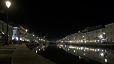 Cesenatico Rimini 'nin merkezindeki kanal gece ışıklarıyla aydınlandı.