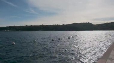 Garda Gölü, gölün panoramik manzarası. Yüksek kalite 4k görüntü