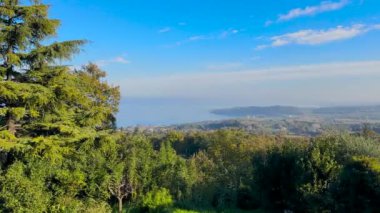 Garda Gölü, Padenghe 'den gölün panoramik manzarası. Yüksek kalite 4k görüntü