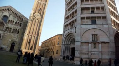 Parma, İtalya: 2020 01 26 Katedral Panoramik 'in önünde. Yüksek kalite 4k görüntü