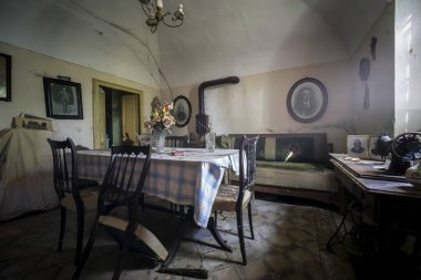 Güzel bir masa ve zarif sandalyelerin olduğu büyüleyici bir yemek odası. Karakterle dolu, eski, antika bir evde.