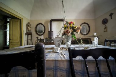 Güzel bir masa ve zarif sandalyelerin olduğu büyüleyici bir yemek odası. Karakterle dolu, eski, antika bir evde.