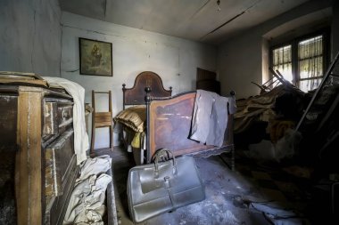 Burası rahat bir kanepe, sohbet için ayarlanmış birkaç sandalye ve sıcak bir şömine olan rahat bir oda.