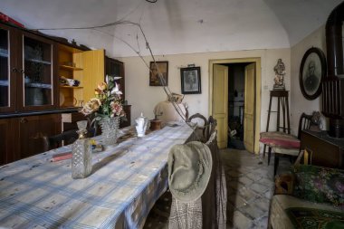 Burası rahat bir kanepe, sohbet için ayarlanmış birkaç sandalye ve sıcak bir şömine olan rahat bir oda.