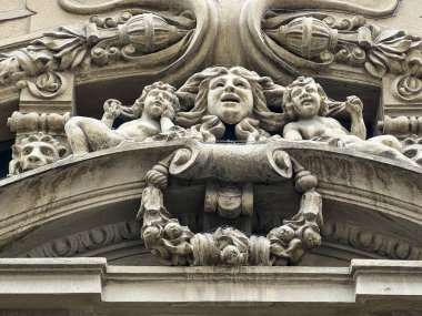 Etkileyici bir bina. Büyük, incelikle tasarlanmış bir heykel. Bir kadının yüzünü gözler önüne seriyor.