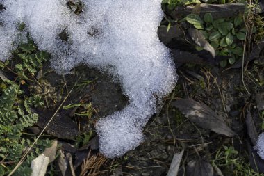 Hatırı sayılır miktarda el değmemiş kar yığını, yumuşak, beyaz bir kış battaniyesini andıran soğuk ve sert zeminde yatıyor.