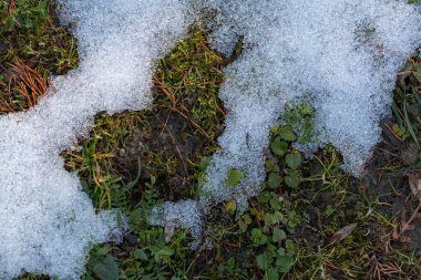 Hatırı sayılır miktarda el değmemiş kar yığını, yumuşak, beyaz bir kış battaniyesini andıran soğuk ve sert zeminde yatıyor.