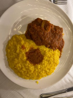 Ossobuco 'lu Milano Risotto' lu beyaz tabak. Yüksek kalite fotoğraf