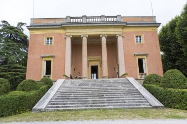 Büyük ve büyük bir bina zarif bir şekilde girişe çıkan bir dizi merdiveni içeriyor, davetkar bir atmosfer yaratıyor.