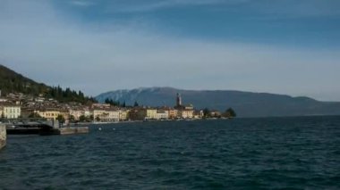 Güneşli bir günde, Garda Gölü 'ndeki Salo Panoraması. Yüksek kalite 4k görüntü