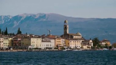 Güneşli bir günde, Garda Gölü 'ndeki Salo Panoraması. Yüksek kalite 4k görüntü