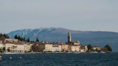 Güneşli bir günde, Garda Gölü 'ndeki Salo Panoraması. Yüksek kalite 4k görüntü