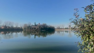 Reggio Emilia 'daki Villa d' Este Gölü, donmuş göllü kış panoraması. Yüksek kalite 4k görüntü