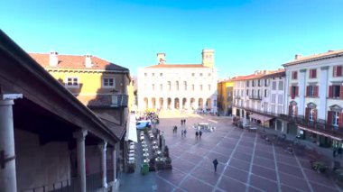 Bergamo Alta 'daki eski meydan panoramik manzara. Yüksek kalite 4k görüntü
