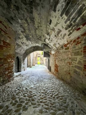 Taş tünelin diğer ucunda gözü çeken ve olay yerine renk katan ayırt edici sarı bir kapı var.