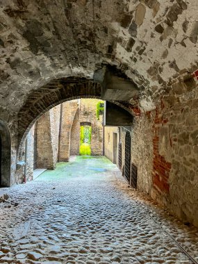 Taş tünelin diğer ucunda gözü çeken ve olay yerine renk katan ayırt edici sarı bir kapı var.