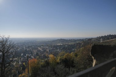 Aşağı Bergamo 'ya tepeden bakıldığında Citta Alta' dan görülüyor. Yüksek kalite fotoğraf