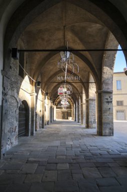 Portico, Bergamo 'daki yuvarlak kemerler ve çapraz kasalarla karakterize edilir. Yüksek kalite fotoğraf