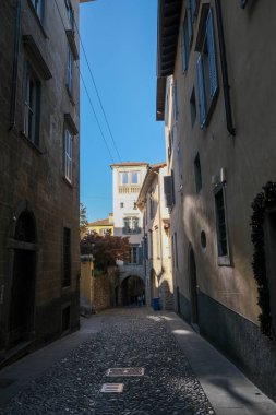 Bergamo şehrinin üst kesimindeki bir caddenin panoramik görüntüsü. Yüksek kalite fotoğraf
