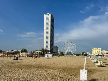 Güneşli bir sabahta sahilden Cesenatico gökdeleni görüldü. Yüksek kalite fotoğraf