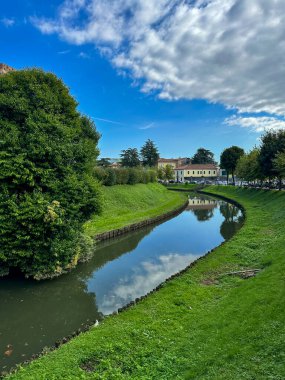 Cittadella City 'deki Huzurlu Su Yolu. Yüksek kalite fotoğraf
