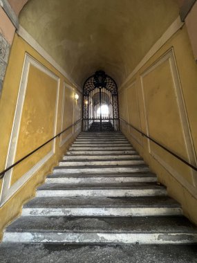 Modena, Emilia-Romagna, İtalya 'da dönemin mimari detaylarına sahip tarihi bir iç merdiven görüntüsü