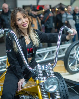 Verona, İtalya: 2025 MBE Motor Motor Fuarı Motosiklet Fuarı Motosikletli sarışın kız. Yüksek kalite fotoğraf