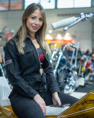 Verona, İtalya: 2025 MBE Motor Motor Fuarı Motosiklet Fuarı Motosikletli sarışın kız. Yüksek kalite fotoğraf