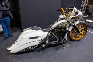 Verona, İtalya: 2025 01 24 Özel Motosiklet ve Özel Kas Otomobili Etkinliği Harley-Davidson Caddesi Glide White Gustom Bagger. Yüksek kalite fotoğraf