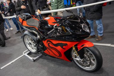 Verona, İtalya: 2025 01 24 MBE Motor Motosiklet Fuarı Özel Motosiklet ve Özel Kas Otomobili Etkinliği MV Agusta F4: İtalyan Superbike on Explay Tamburini desing. Yüksek kalite fotoğraf