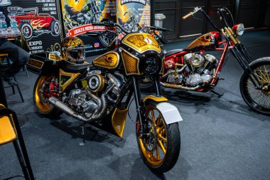 Verona, İtalya: 2025 01 24 MBE Motosiklet Fuarı Özel Motosiklet ve Özel Kaslı Araba Etkinliği Özel Helikopter Motosikletleri: Mor ve Siyah. Yüksek kalite fotoğraf