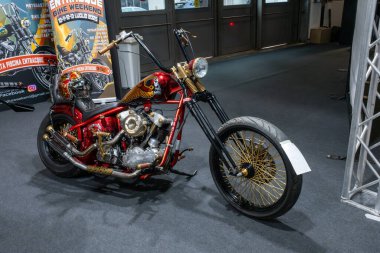 Verona, İtalya: 2025 01 24 MBE Motorsiklet Fuarı Özel Motosiklet ve Özel Kas Araba Etkinliği Kirli Bisiklet: Motokros Motosikleti Yüksek kalite fotoğraf