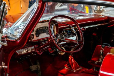 Verona, İtalya: 2025 01 24 MBE Motosiklet Fuarı Özel Motosiklet ve Özel Kaslı Araba Etkinliği Klasik Kırmızı Ford Özel Araba. Yüksek kalite fotoğraf