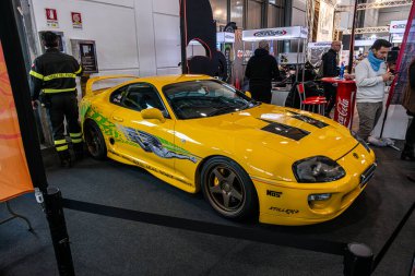 Verona, İtalya: 2025 01 24 MBE Motosiklet Fuarı Özel Motosiklet ve Özel Kas Araba Etkinliği Sarı Toyota Supra: Spor Araba Sergileniyor. Yüksek kalite fotoğraf