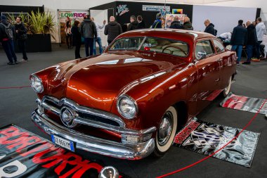 Verona, İtalya: 2025 01 24 MBE Motosiklet Fuarı Özel Motosiklet ve Özel Kaslı Araba Turuncu Araba Turuncu Araba: Özel Ford Coupe. Yüksek kalite fotoğraf