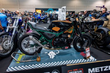 Verona, İtalya: 2025 01 24 MBE Motorsiklet Fuarı Özel Motosiklet ve Özel Kas Araba Etkinliği Özel Yeşil Motosiklet: Klasik Scrambler Style. Yüksek kalite fotoğraf