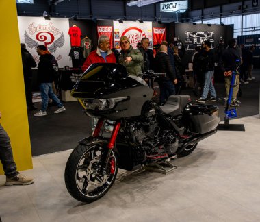 Verona, İtalya: 2025 01 24 MBE Motor Motosiklet Fuarı Özel Motosiklet ve Özel Kaslı Araba Etkinliği Siyah Motosiklet: Eşsiz Tasarım. Yüksek kalite fotoğraf
