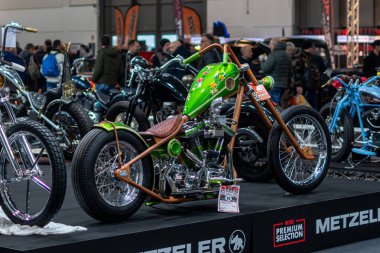 Verona, İtalya: 2025 01 24 MBE Motor Motosiklet Fuarı Özel Motosiklet ve Özel Kaslı Araba Etkinliği Siyah Motosiklet: Eşsiz Tasarım. Yüksek kalite fotoğraf