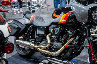 Verona, İtalya: 2025 01 24 MBE Motor Motosiklet Fuarı Özel Motosiklet ve Özel Kaslı Araba Etkinliği Siyah Motosiklet: Eşsiz Tasarım. Yüksek kalite fotoğraf