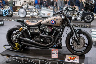 Verona, İtalya: 2025 01 24 MBE Motor Motosiklet Fuarı Özel Motosiklet ve Özel Kaslı Araba Etkinliği Siyah Motosiklet: Eşsiz Tasarım. Yüksek kalite fotoğraf