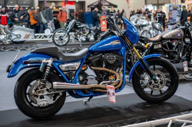 Verona, İtalya: 2025 01 24 MBE Motor Motosiklet Fuarı Özel Motosiklet ve Özel Kaslı Araba Etkinliği Siyah Motosiklet: Eşsiz Tasarım. Yüksek kalite fotoğraf